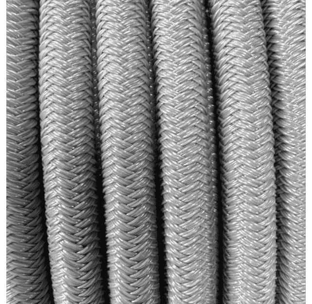 Zu einem Wickel gelegtes graues rund geflochtenes Gummiseil als Meterware, Ø 8 mm