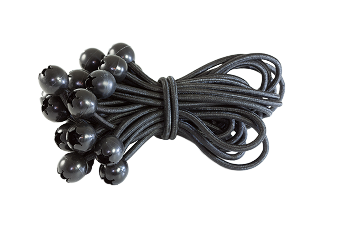 Doppelt gelegtes strapazierfähiges schwarzes elastisches Gummiseil mit angespritzter schwarzer Endkugel, vor hellem Hintergrund
