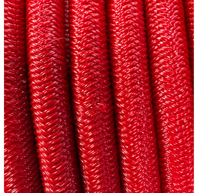 Ordentlich auf eine Rolle aufgespultes hochelastisches rotes geflochtenes Spanngummiseil, Ø 8 mm