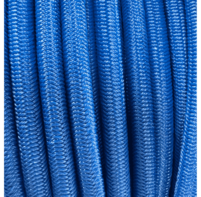 Zu einer vollen Rolle gewickeltes blaues geflochtenes Spanngummiseil, Ø 6 mm