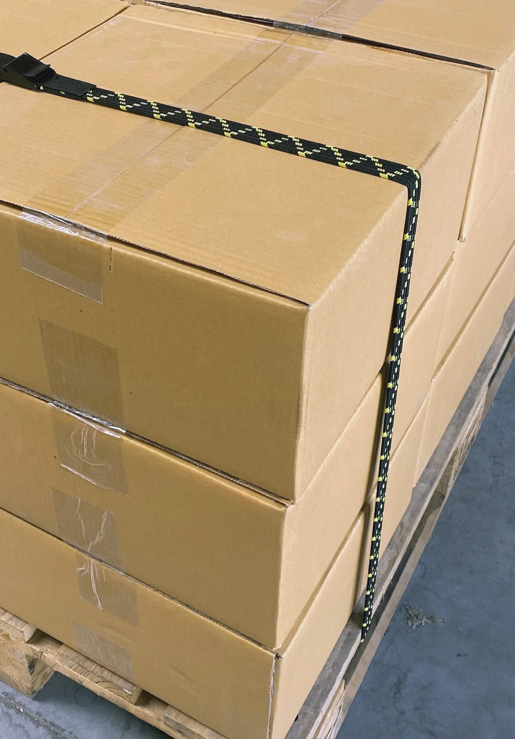 Kräftiges dunkles Gummiband zur Palettensicherung, ringförmig geschlossen, freigestellt vor weißem Hintergrund
