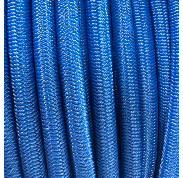 Ordentlich auf eine Rolle aufgespultes witterungsbeständiges blaues rundes Gummiseil von der Rolle, Ø 8 mm