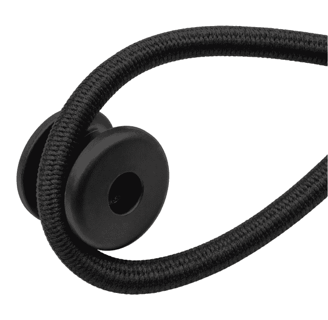 Der schwarze Rundknopf um den ein schwarzes Gummiseil zur Schlaufe gelegt ist, freigestellt